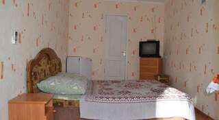 Гостевой дом Дача Петровичи Алупка Бюджетный двухместный номер с 2 отдельными кроватями-1
